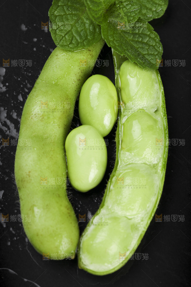 深底上放着新鲜毛豆