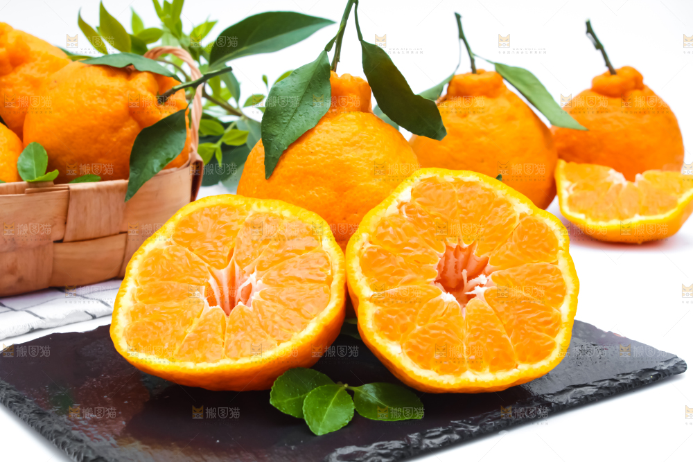 黑石板上放着切开的四川春见柑桔