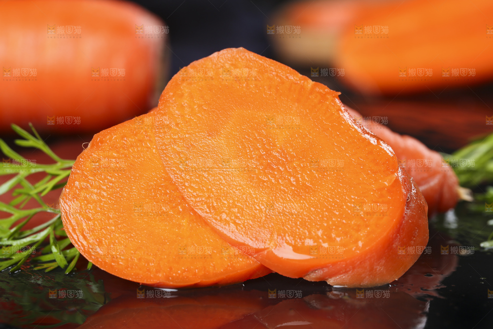 黑底上摆放着切开的胡萝卜