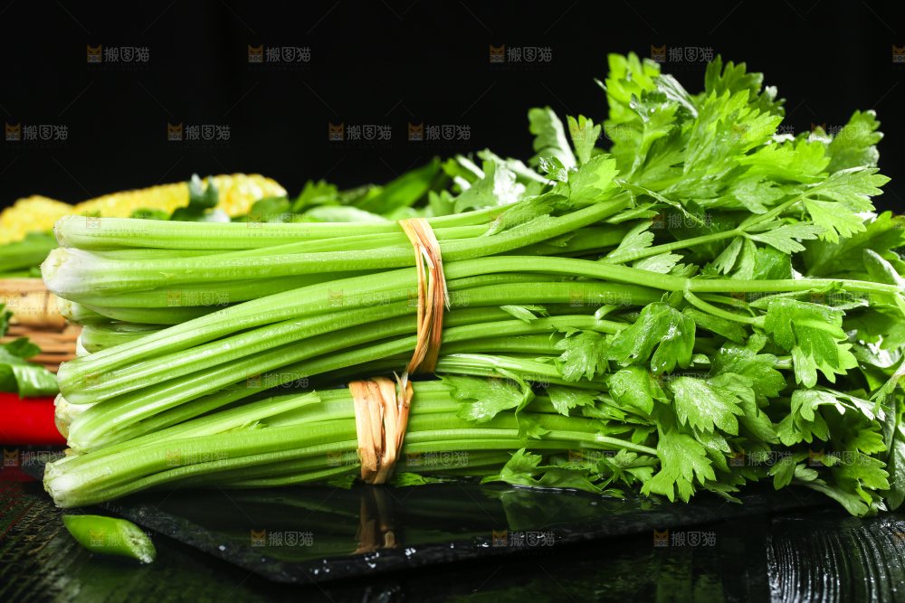 黑底上放着小芹菜