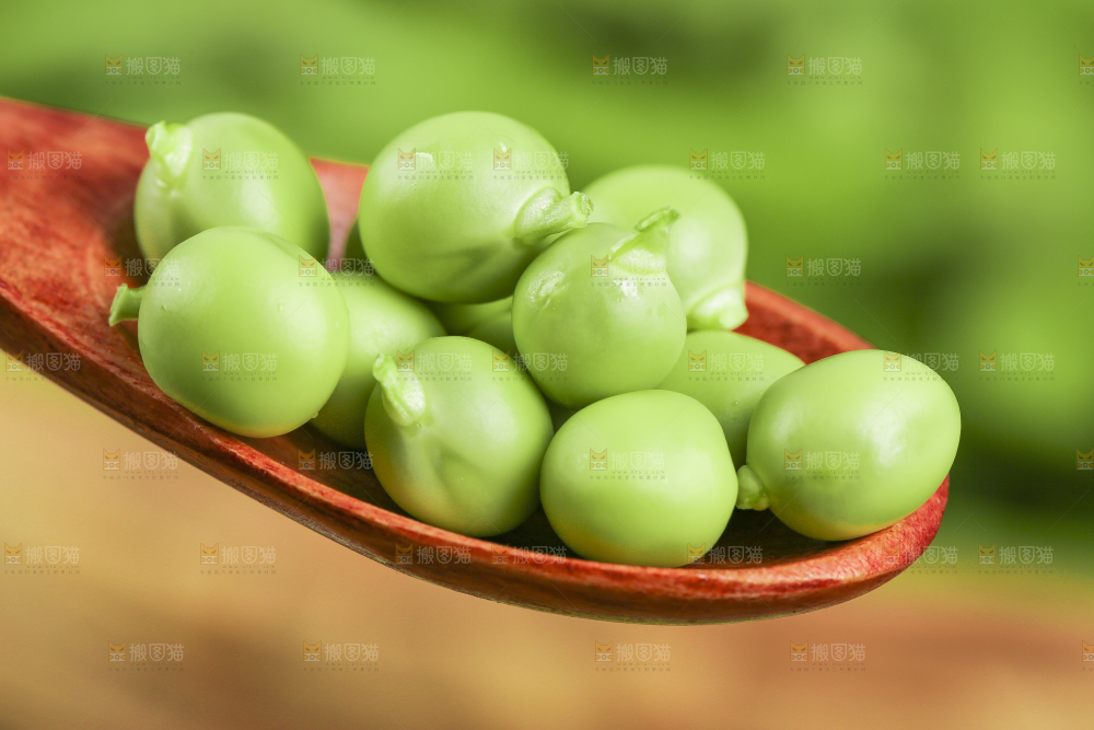 勺子舀着豌豆粒