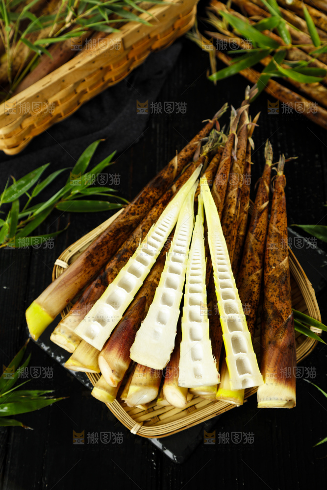 竹篮里放着一捆切开的竹笋