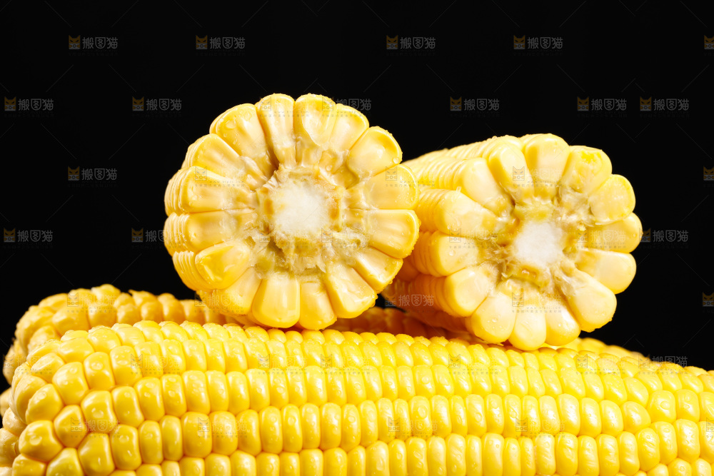 黑底上放着新鲜玉米