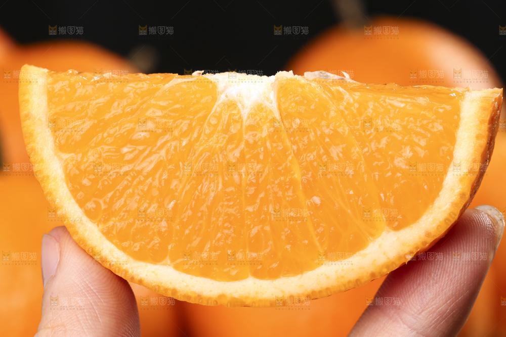 手拿切开的新鲜青见