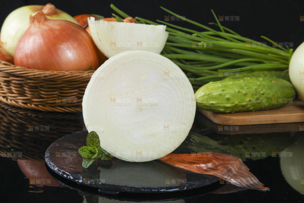 深底上放着切开的黄皮洋葱