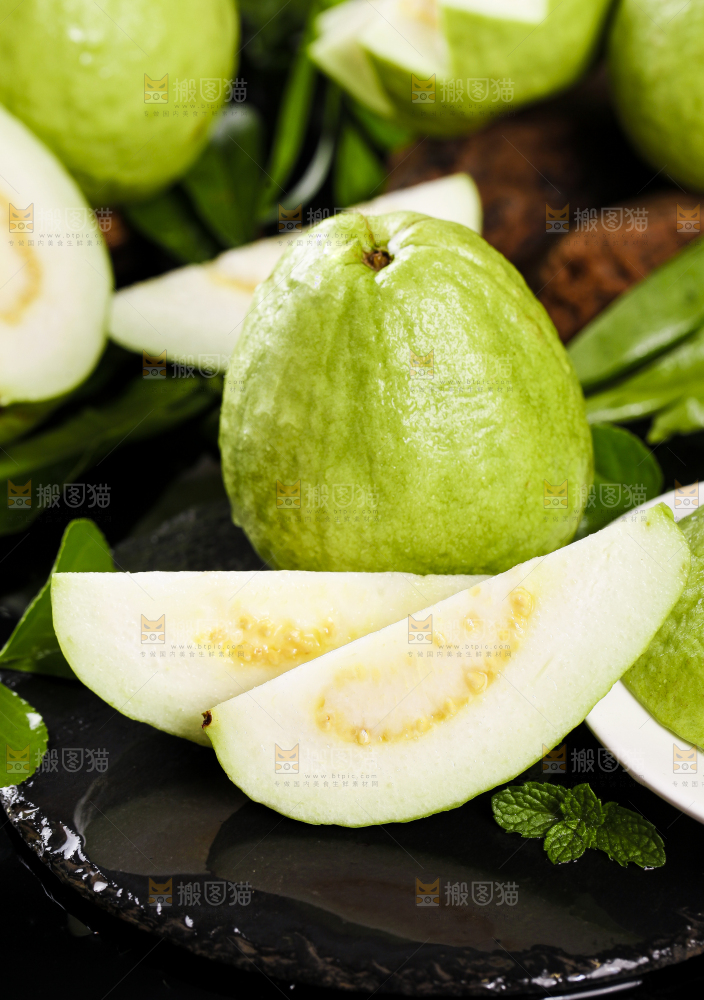 黑底上的芭乐切块