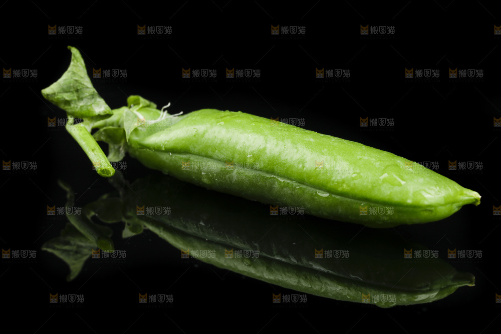 黑底上堆放着豌豆角