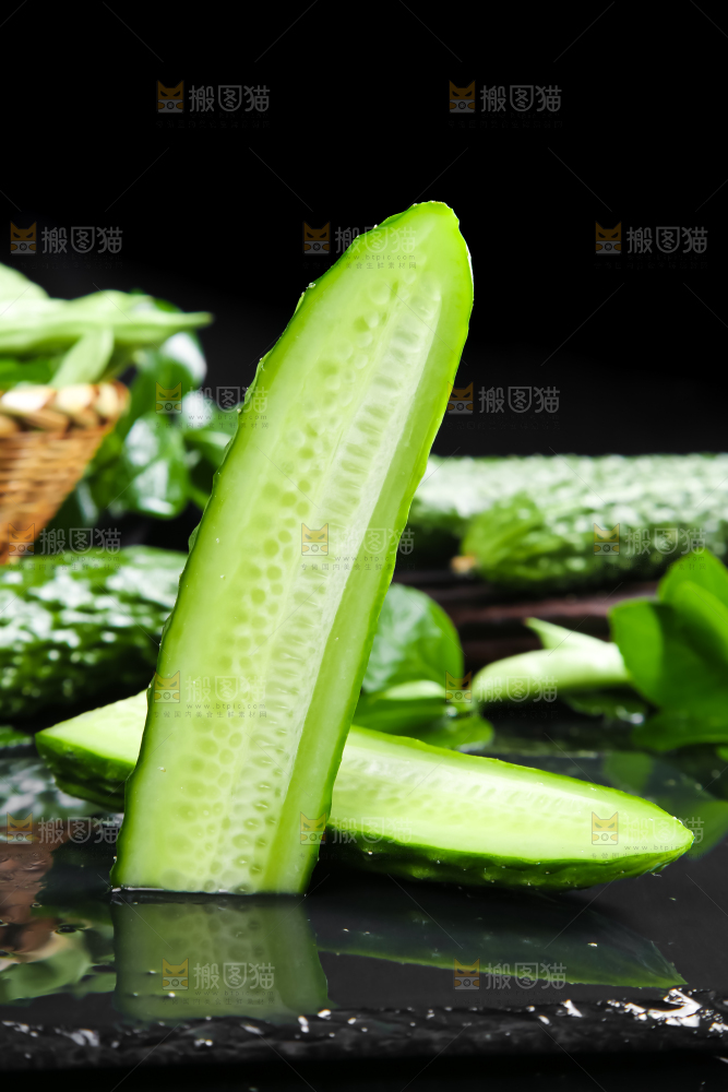 黑底上放着切开的新鲜青瓜