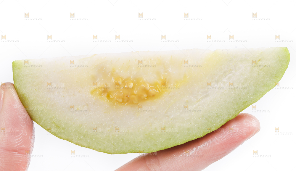 手里拿着白心芭乐