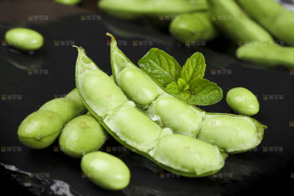 深底上放着新鲜毛豆