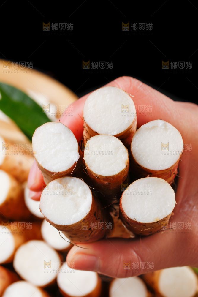 手里拿着新鲜山药