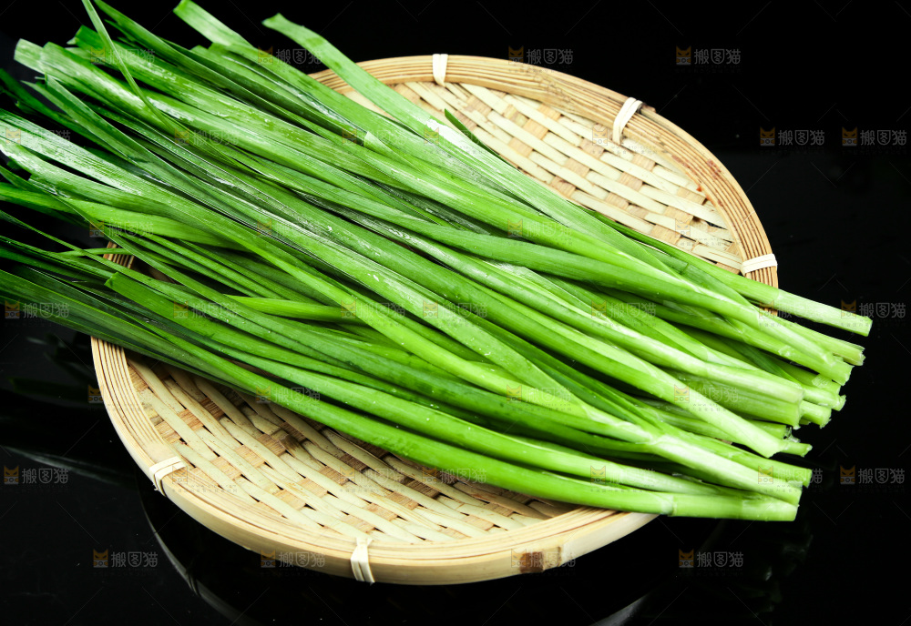 黑底上堆放着韭菜
