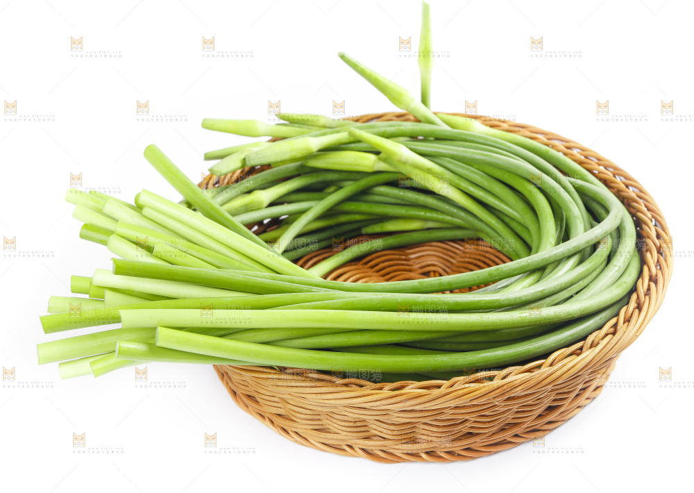 白底上摆放着嫩蒜苔