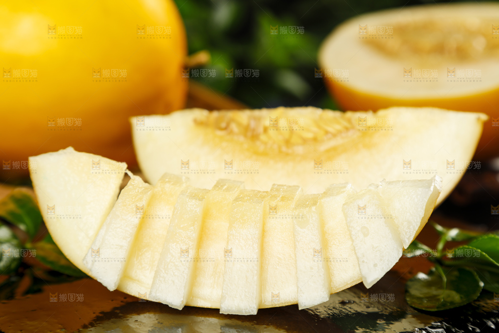 黑石板上放着切开的阎良黄河蜜瓜