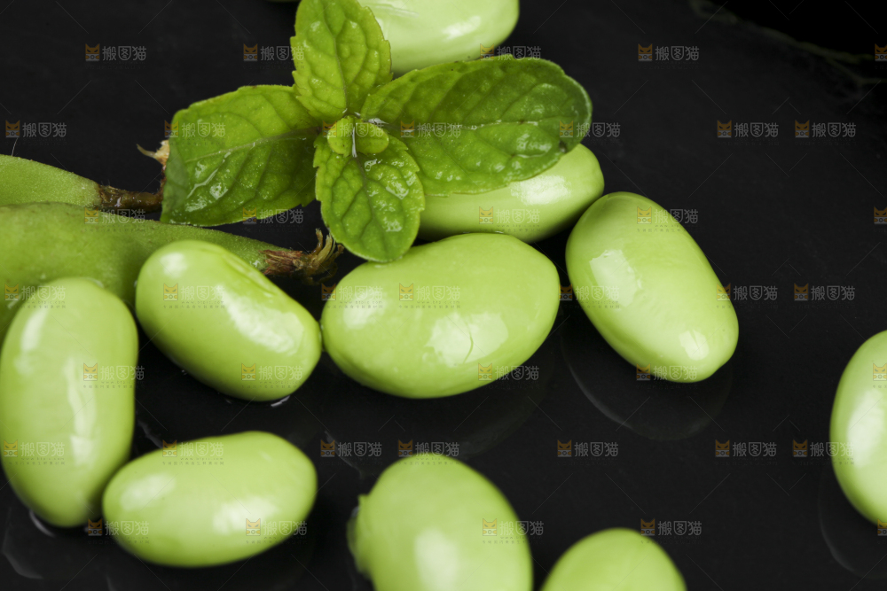 深底上放着新鲜毛豆