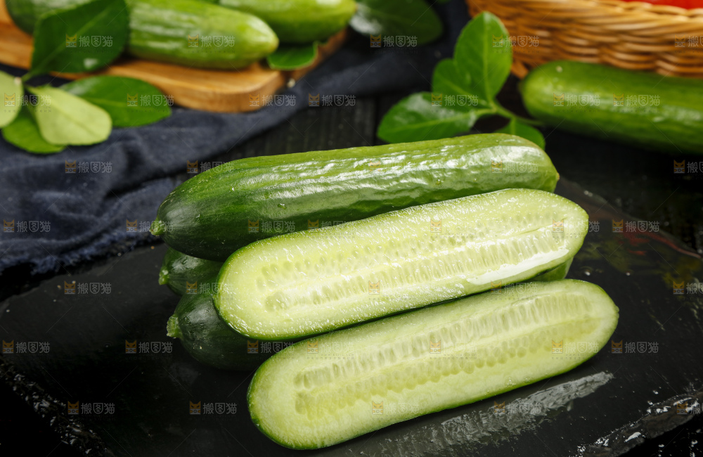 石板上放着东北新鲜水果黄瓜