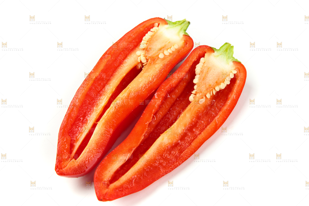 白底上放着切开的菜椒