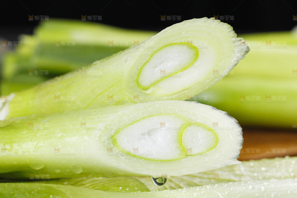 木板上放着新鲜大葱