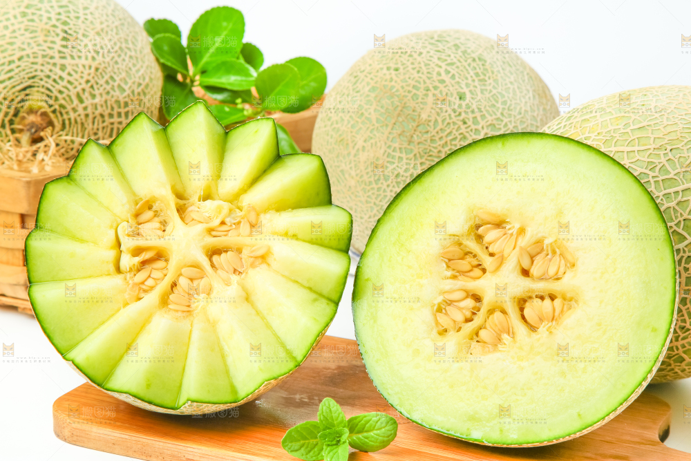 木底上放着切开的海南玫珑网纹蜜瓜