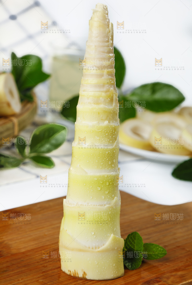 木底上放着剥皮的野生春笋