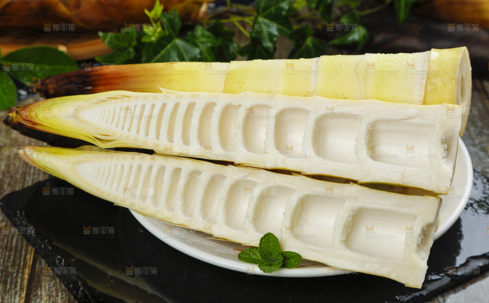 石板上放着新鲜临安春笋