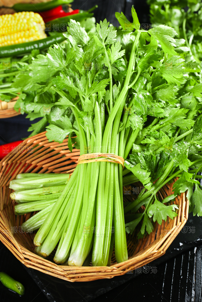 篮子里装着芹菜