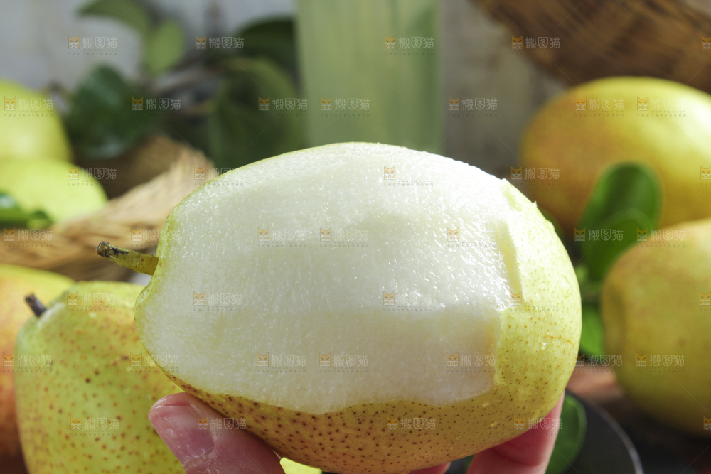 手拿削皮的库尔勒香梨