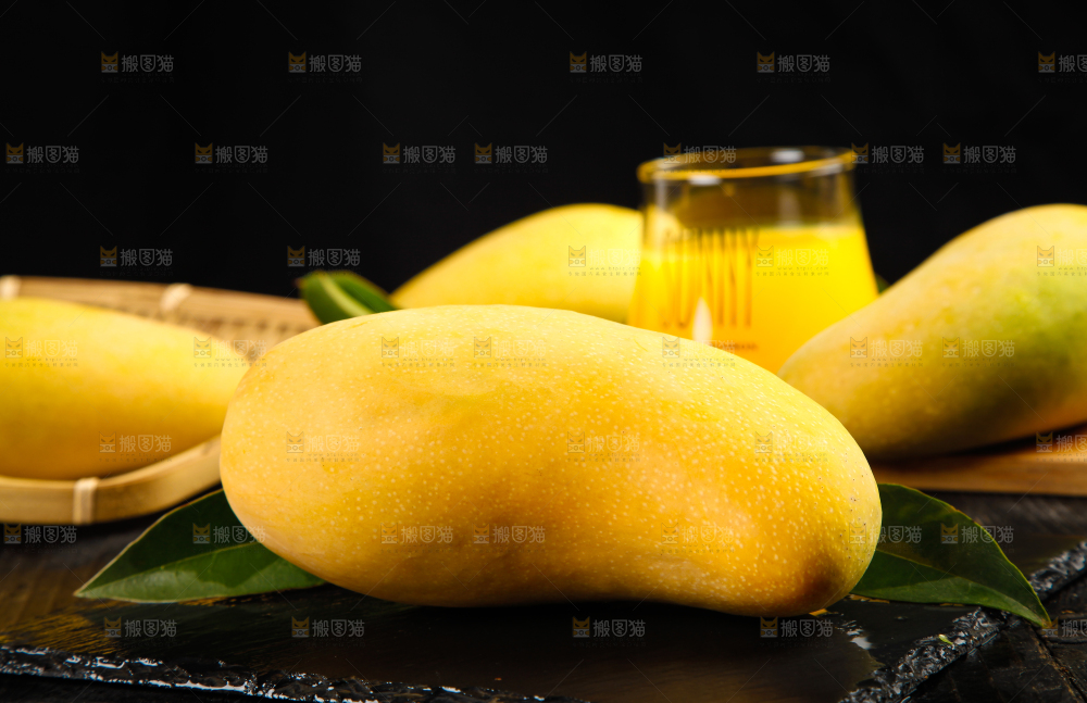 黑石板上的水仙芒