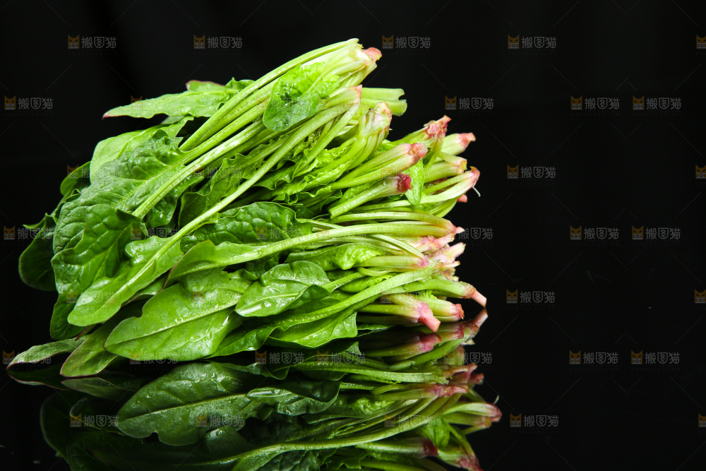 黑底上放着菠菜