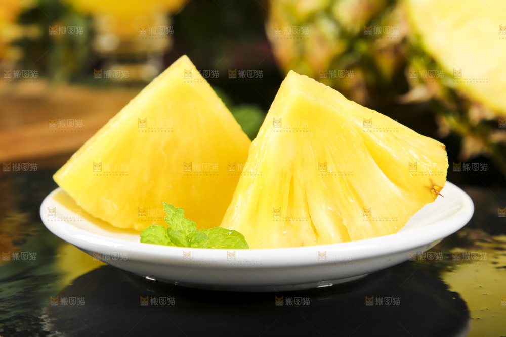 碟子里的凤梨果肉