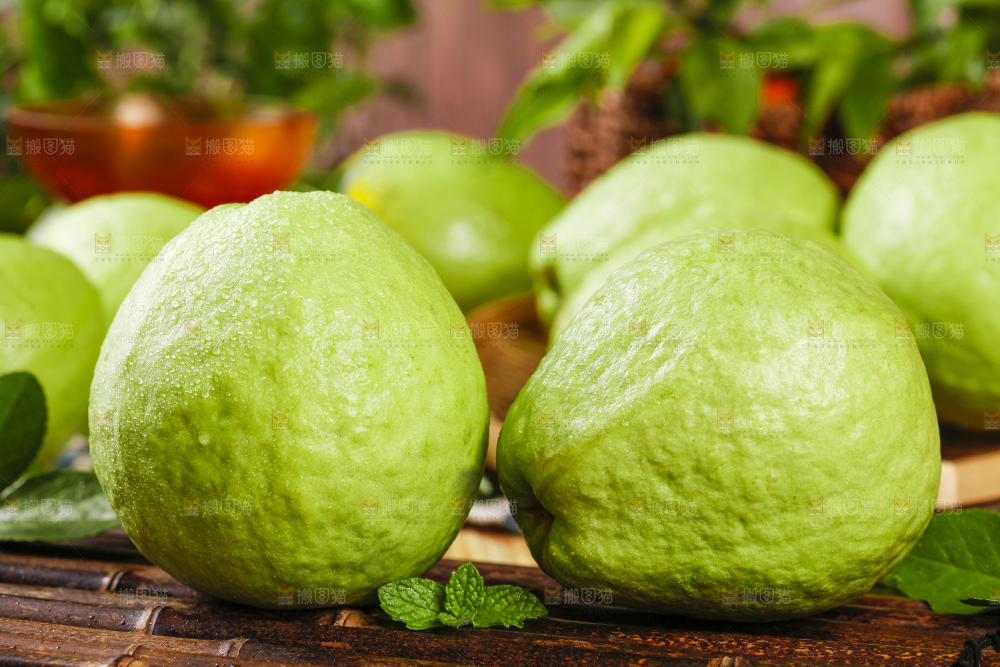 竹垫上放着广西白心芭乐