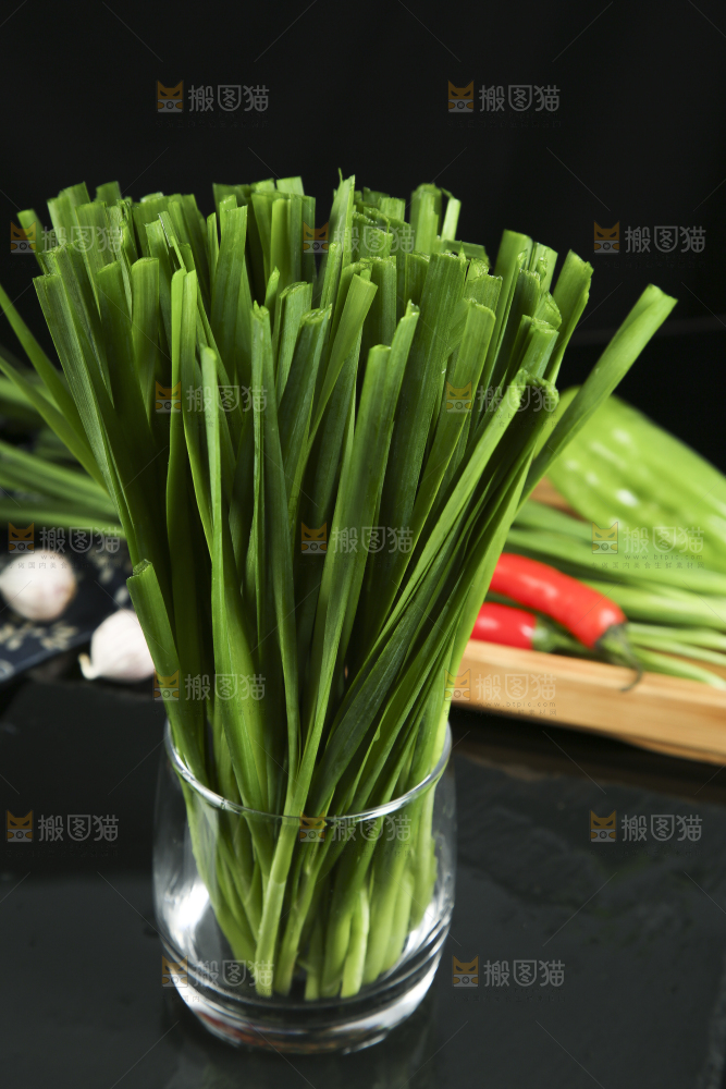 黑底上堆放着韭菜