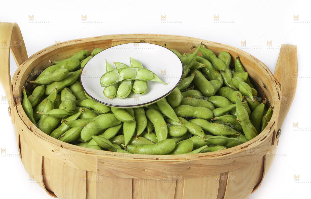 白底上放着一筐新鲜毛豆