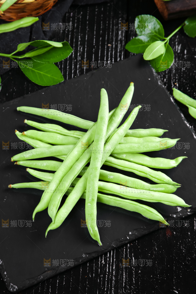 深底上的新鲜四季豆
