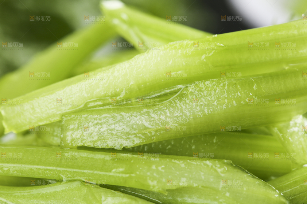 深底上放着切好的芹菜