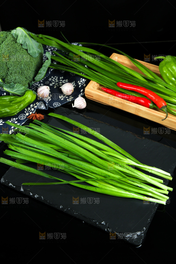 黑底上堆放着韭菜