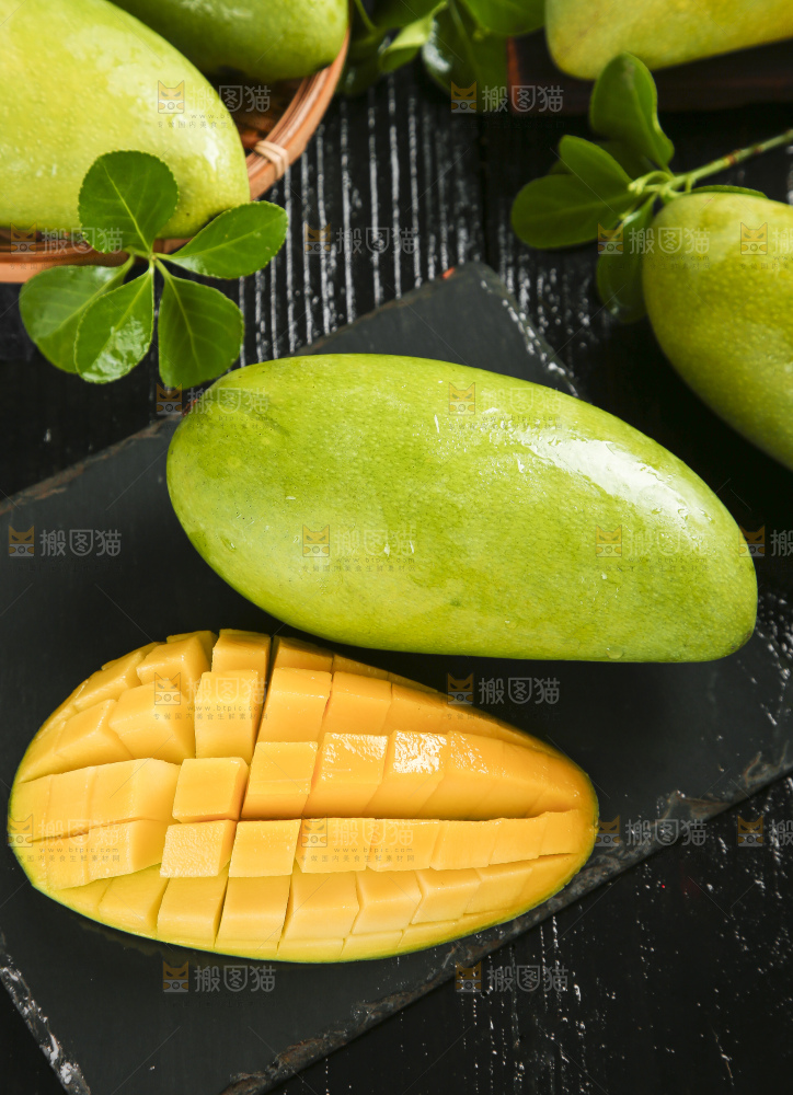 黑底上放着切开的越南大青芒