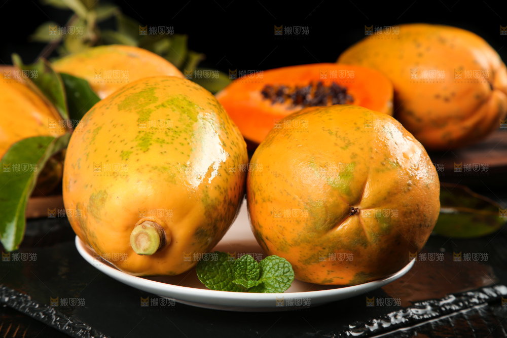 深底上放着一盘雷冰糖州木瓜