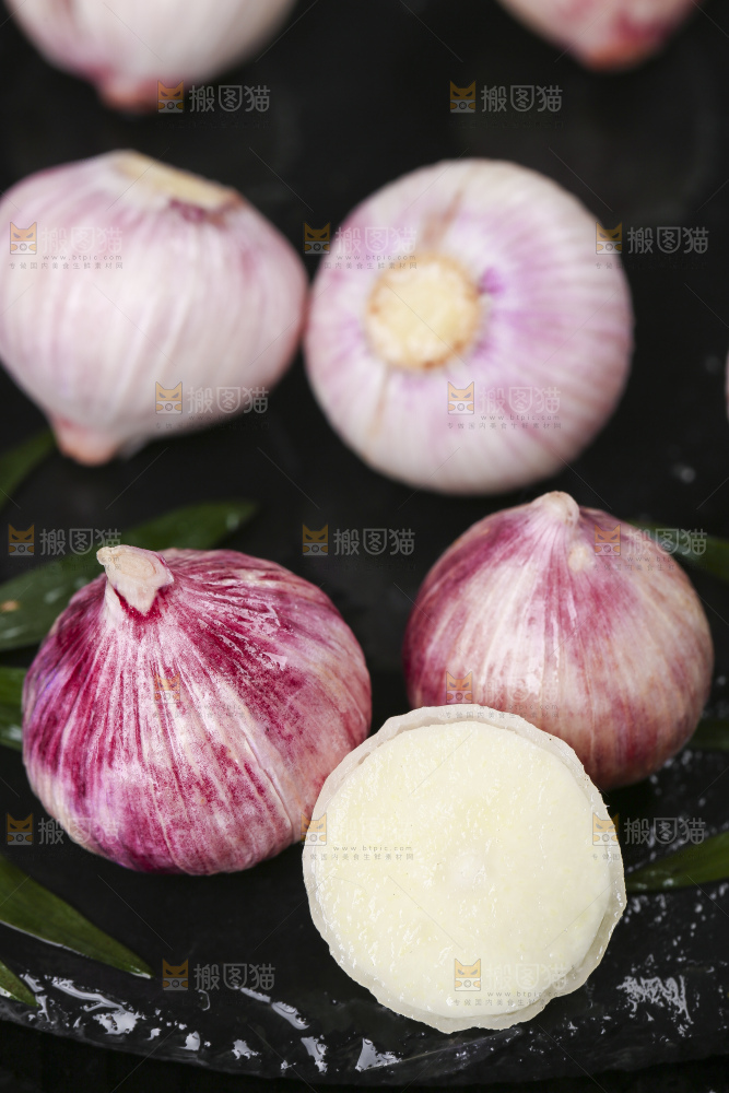 黑底上放着紫皮独头大蒜