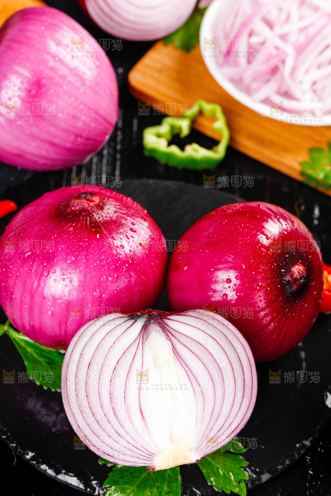 黑石板上的紫皮洋葱