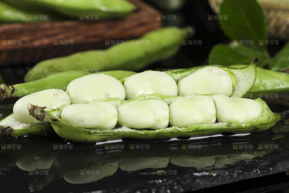 黑底上放着剥壳的罗汉豆
