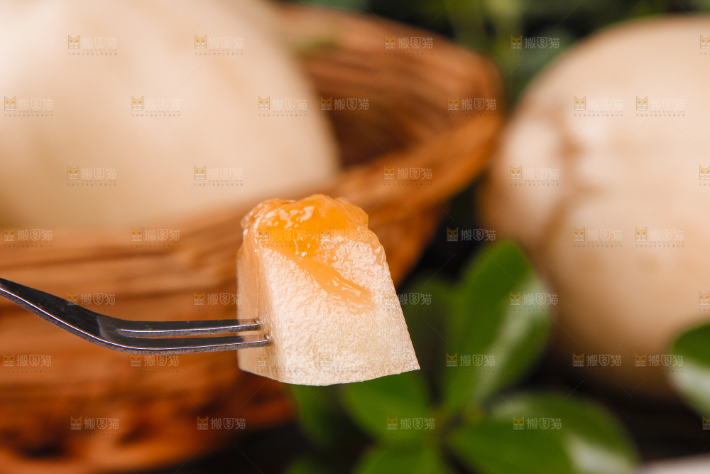 叉子叉着阎良甜瓜果肉