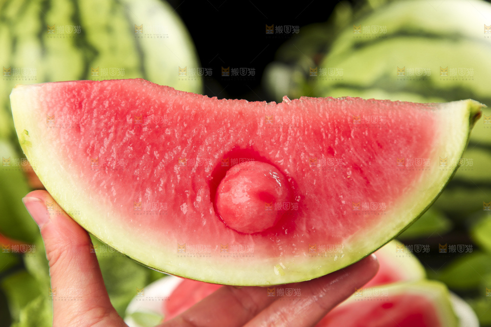 手拿切开的红肉西瓜