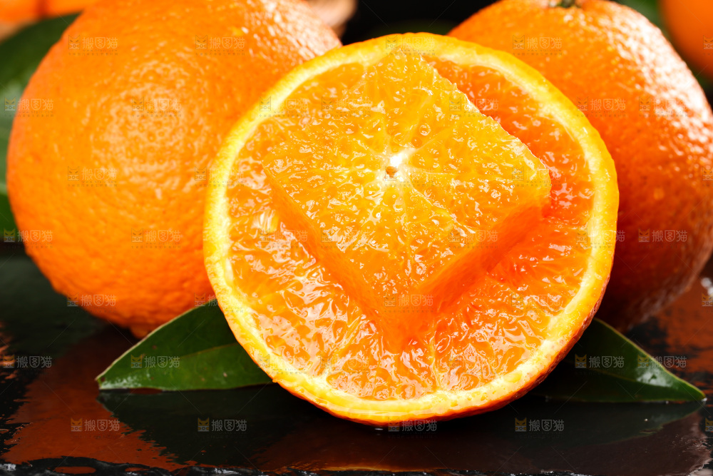 黑石板上摆放着青见柑橘