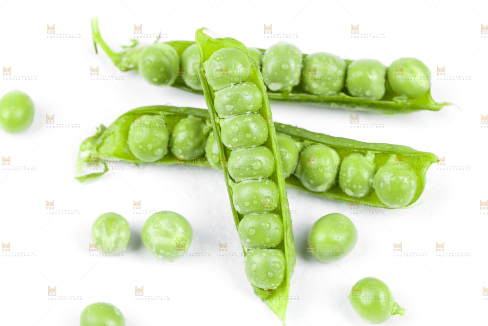 白底上放着豌豆荚
