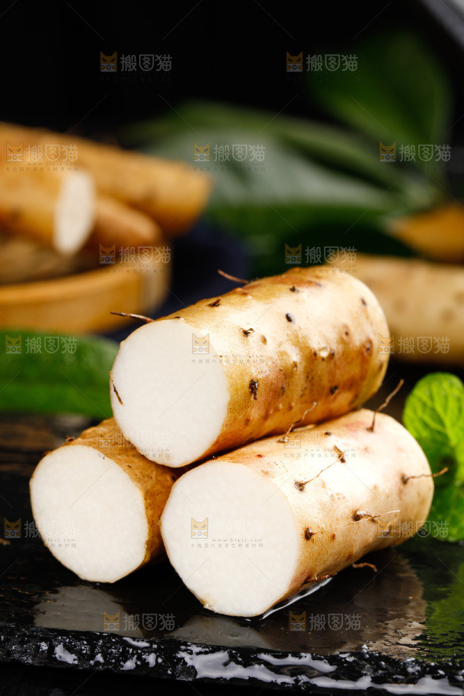 黑石板上摆放着淮山药