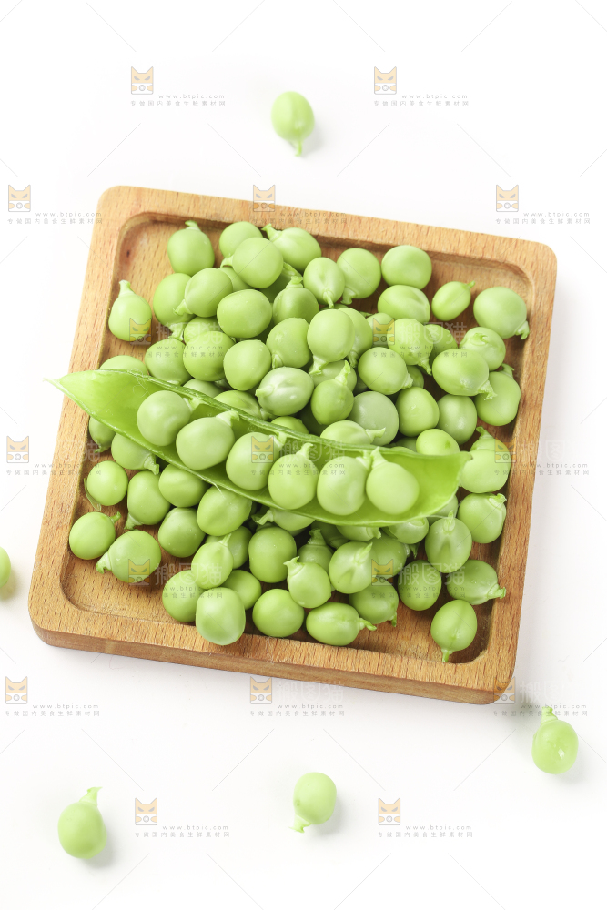 木板上放着豌豆粒