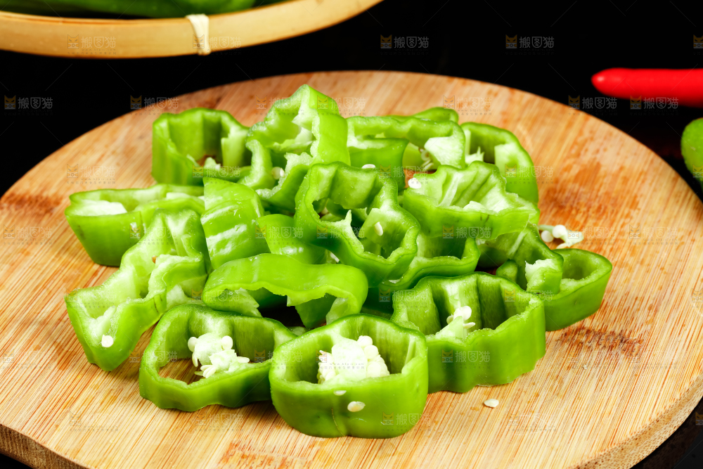 木底上放着青辣椒