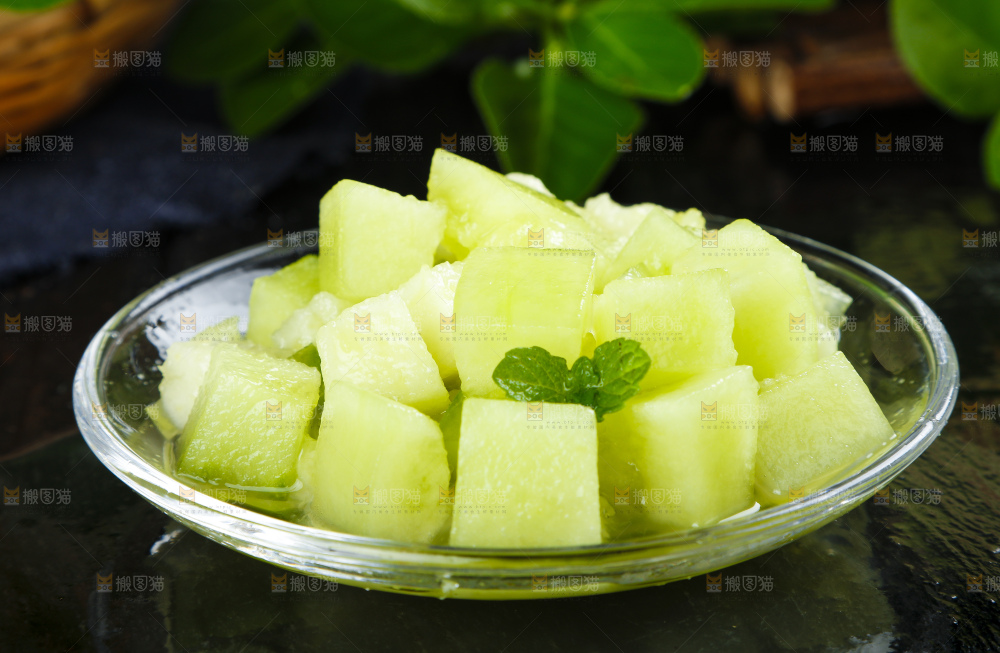 黑底上放着玫珑蜜瓜果肉