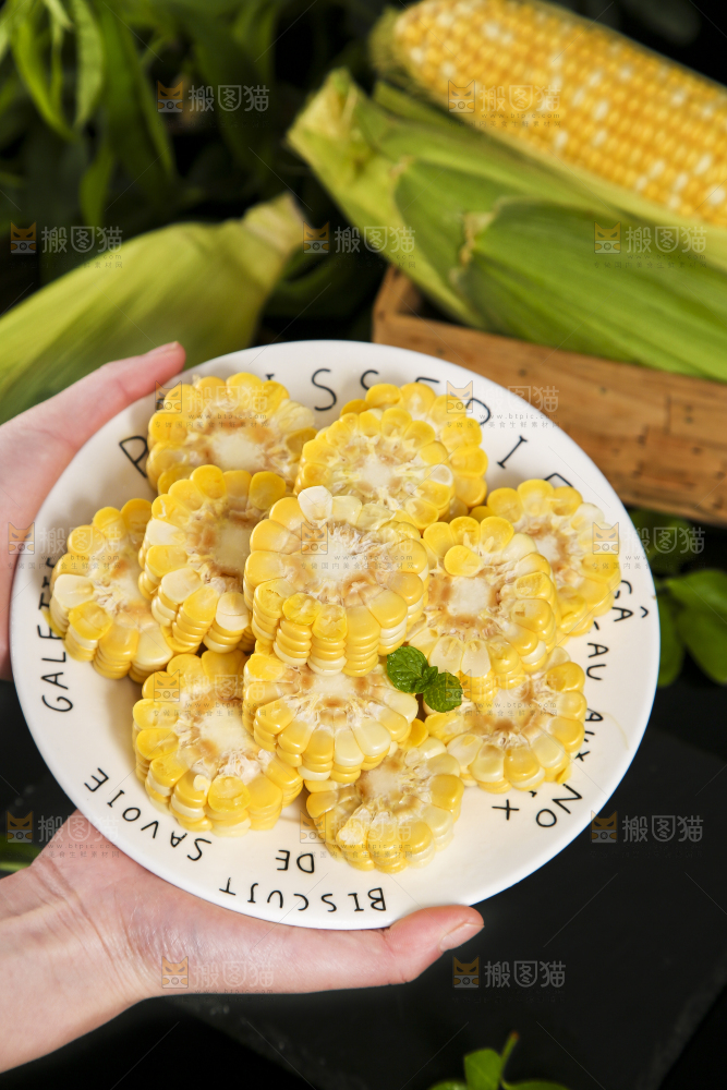 盘子里放着切块的甜玉米